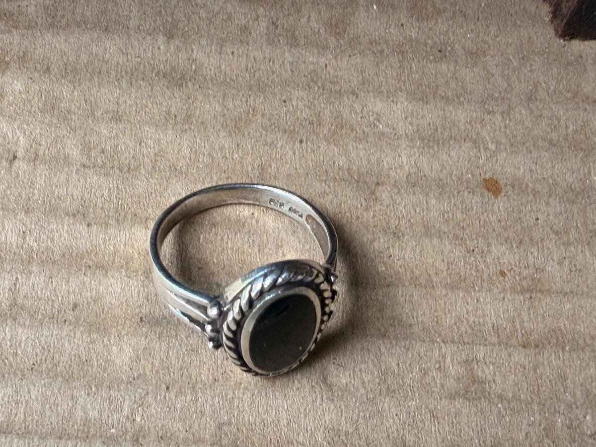 Vintage 925 Sterling Silver Black Onyx Oval Ring Rope Bezel Split Shank Size 8