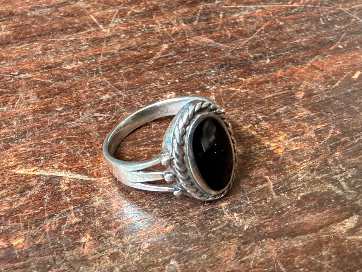 Vintage 925 Sterling Silver Black Onyx Oval Ring Rope Bezel Split Shank Size 8