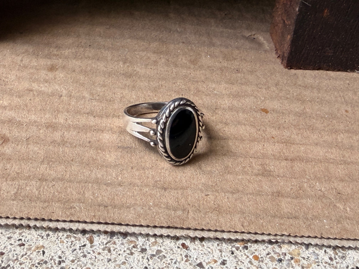 Vintage 925 Sterling Silver Black Onyx Oval Ring Rope Bezel Split Shank Size 8