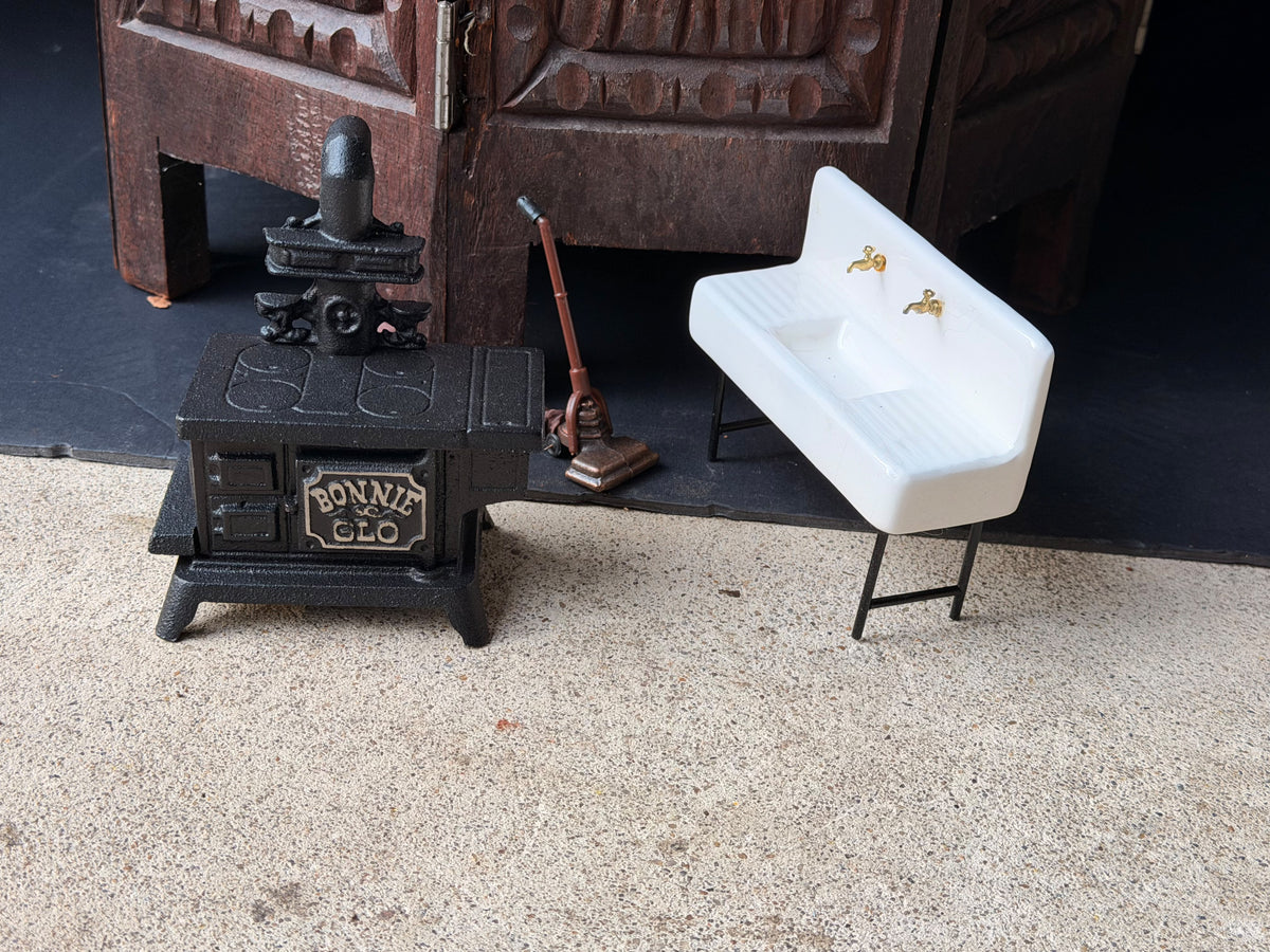 Vintage JW Bonnie Glo Cast Iron Mini Stove Ceramic Sink Vacuum Dollhouse Set 3pc