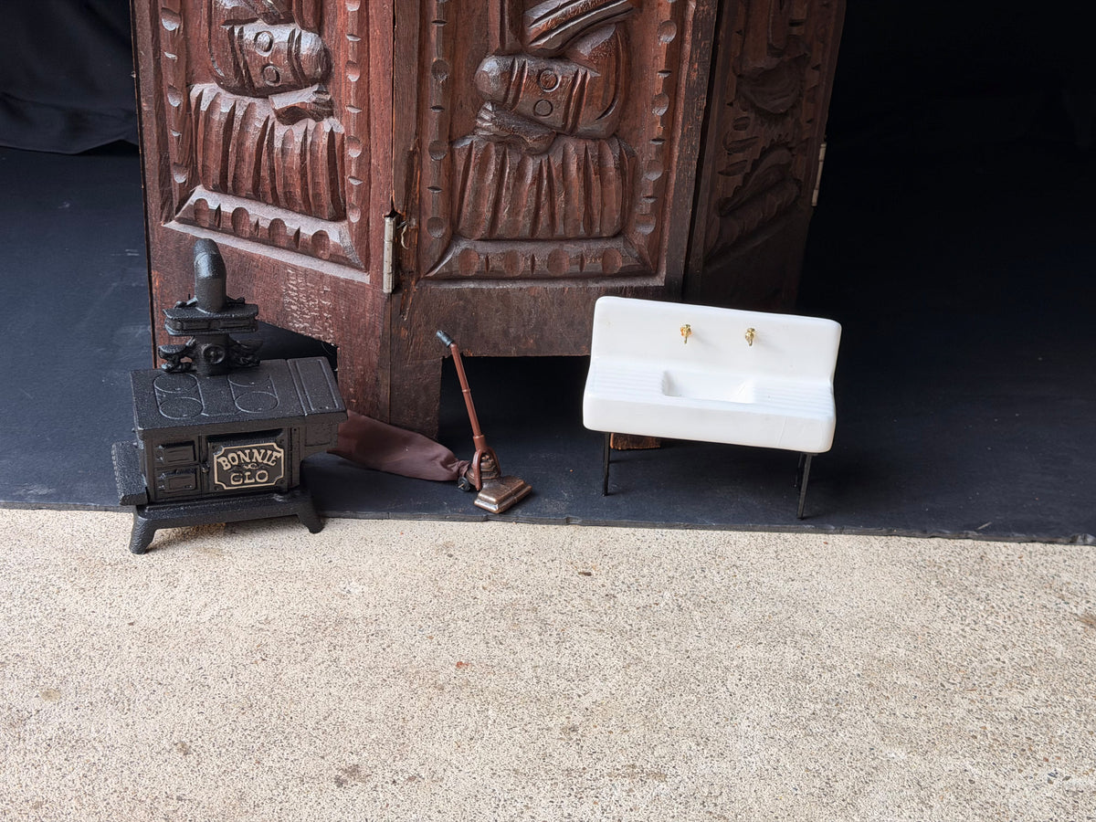 Vintage JW Bonnie Glo Cast Iron Mini Stove Ceramic Sink Vacuum Dollhouse Set 3pc