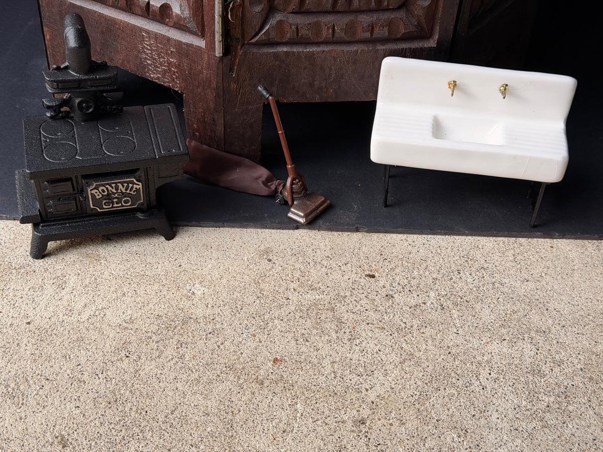Vintage JW Bonnie Glo Cast Iron Mini Stove Ceramic Sink Vacuum Dollhouse Set 3pc