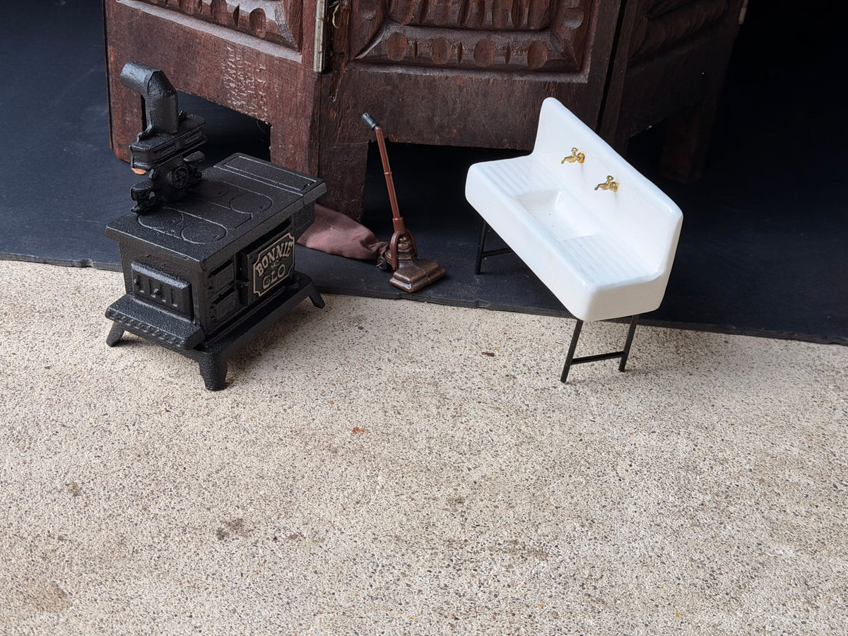 Vintage JW Bonnie Glo Cast Iron Mini Stove Ceramic Sink Vacuum Dollhouse Set 3pc