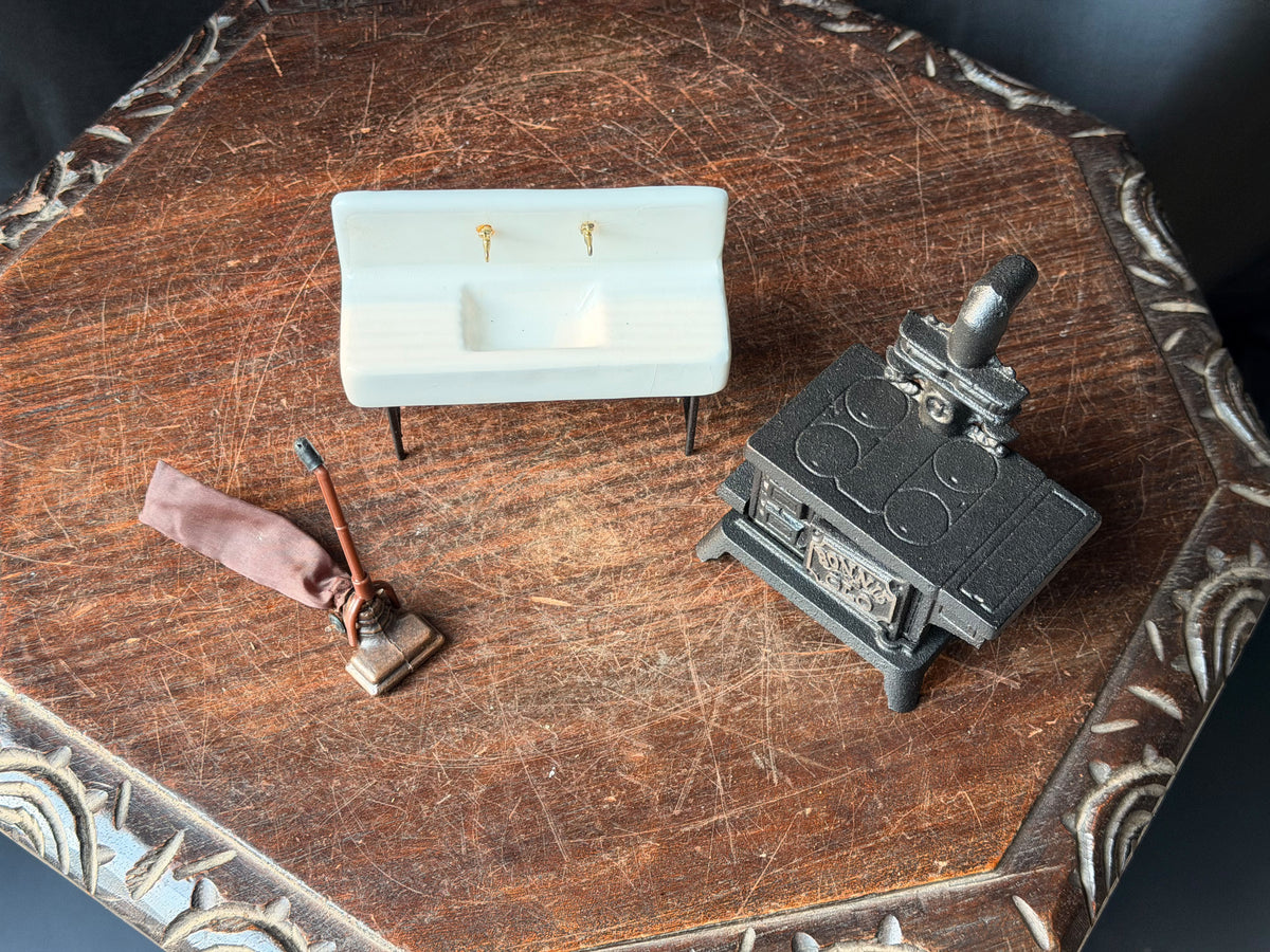 Vintage JW Bonnie Glo Cast Iron Mini Stove Ceramic Sink Vacuum Dollhouse Set 3pc