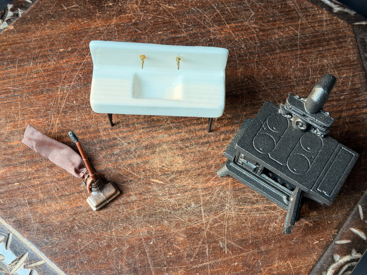 Vintage JW Bonnie Glo Cast Iron Mini Stove Ceramic Sink Vacuum Dollhouse Set 3pc