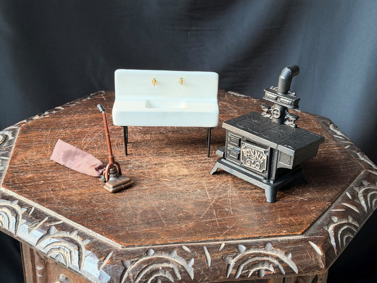 Vintage JW Bonnie Glo Cast Iron Mini Stove Ceramic Sink Vacuum Dollhouse Set 3pc