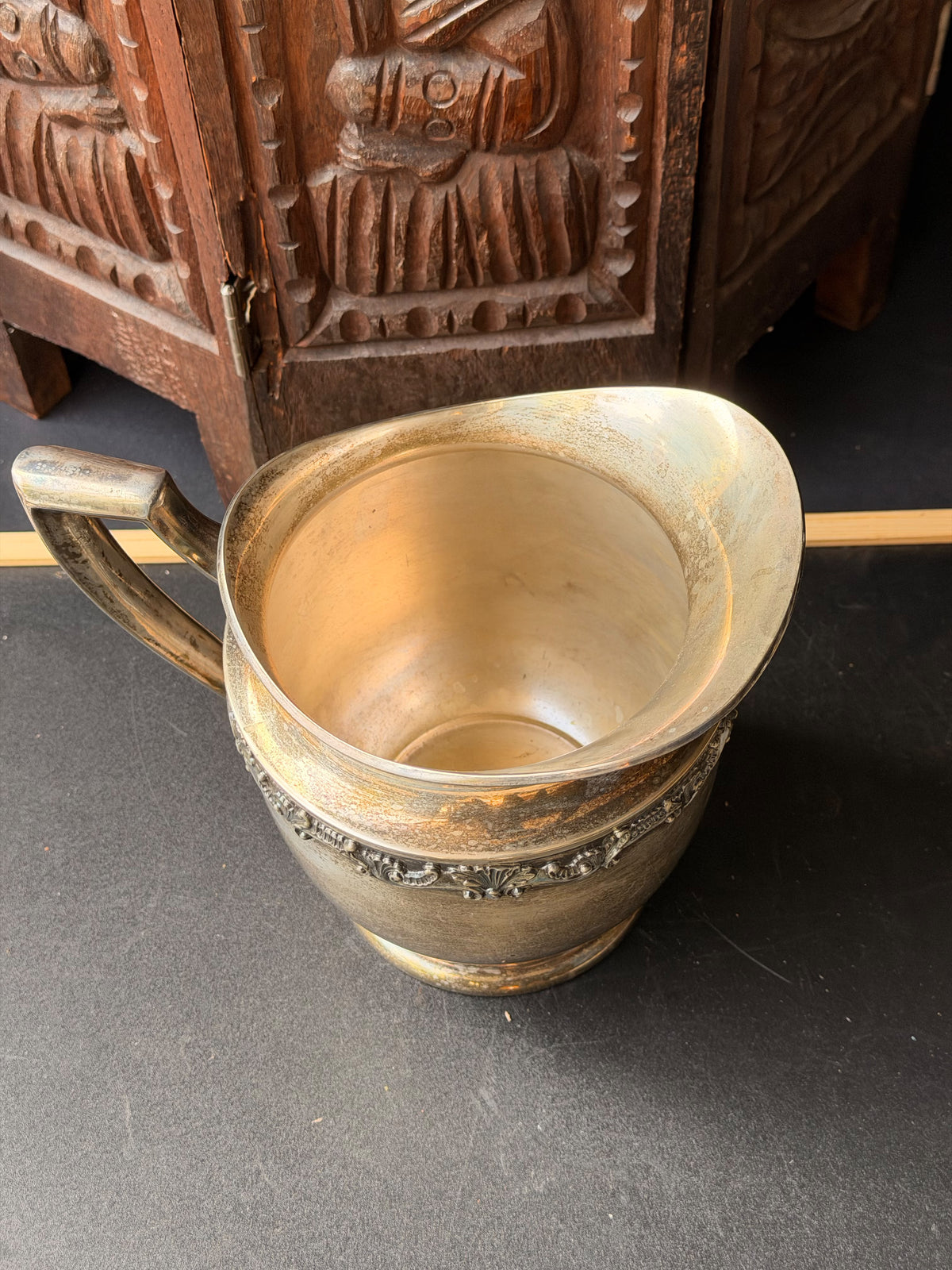 Vintage Sheffield Silver Co EPNS Silverplate Water Pitcher Shell Scroll Band 9in