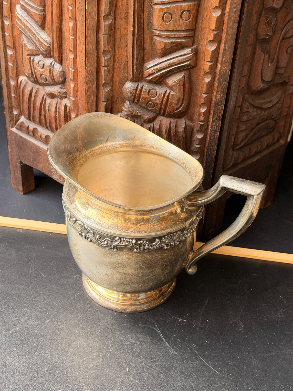 Vintage Sheffield Silver Co EPNS Silverplate Water Pitcher Shell Scroll Band 9in