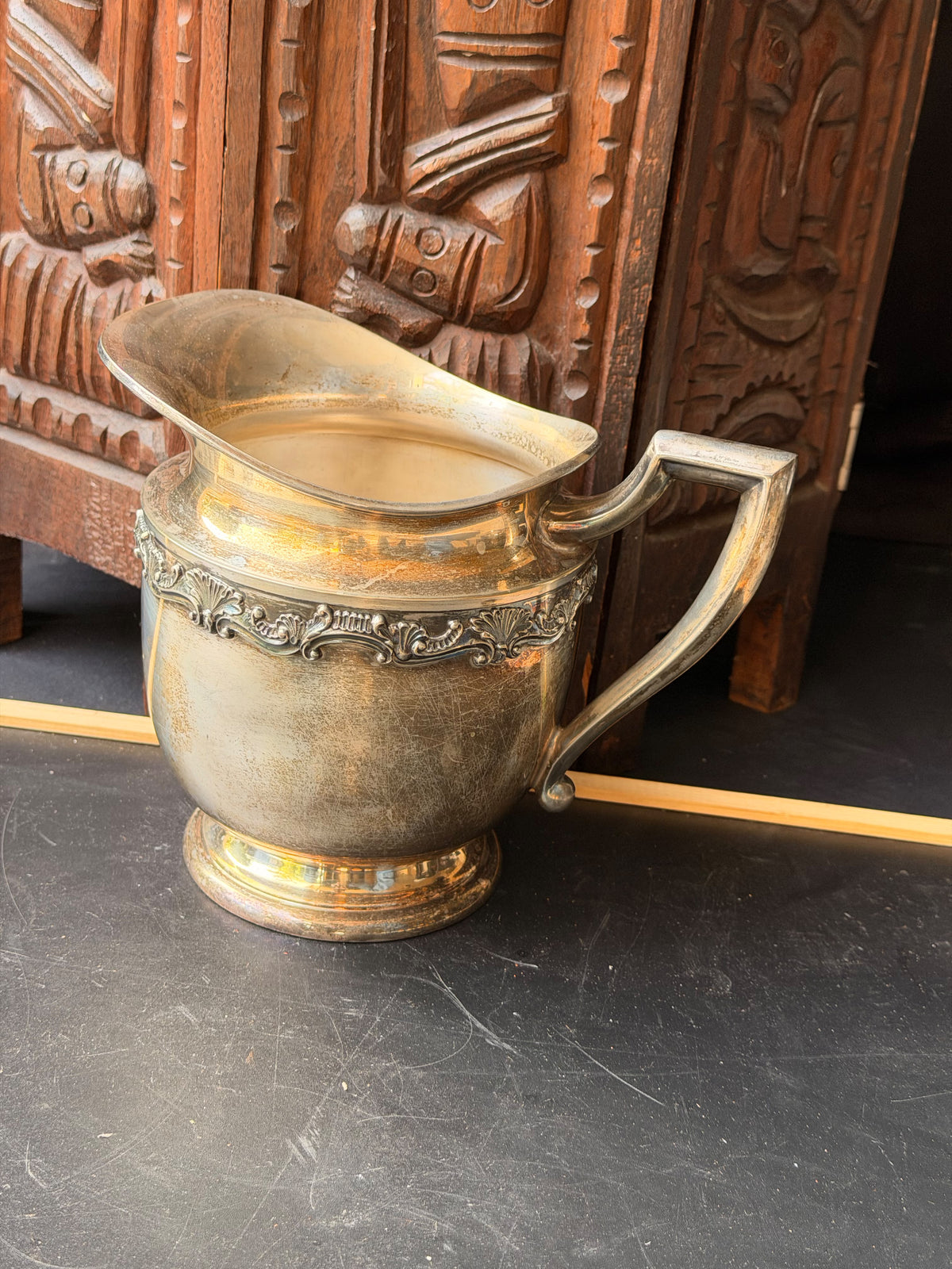 Vintage Sheffield Silver Co EPNS Silverplate Water Pitcher Shell Scroll Band 9in