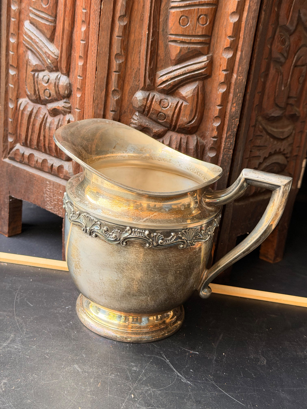 Vintage Sheffield Silver Co EPNS Silverplate Water Pitcher Shell Scroll Band 9in