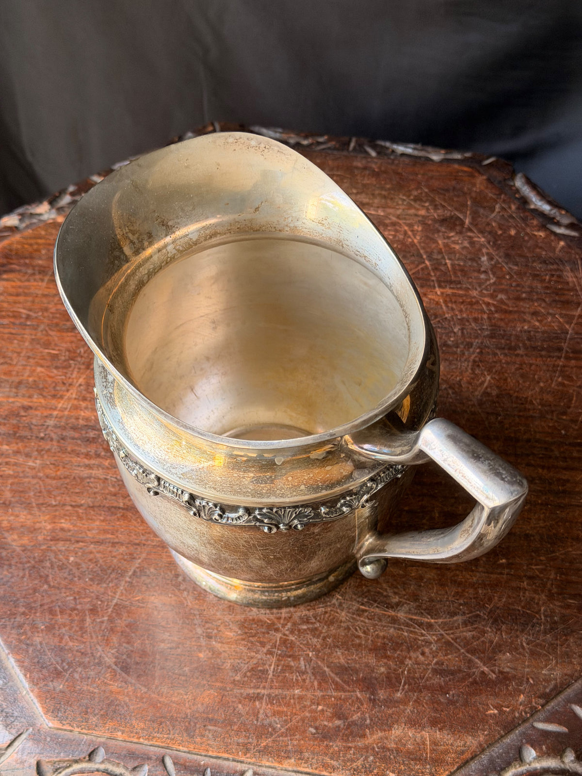 Vintage Sheffield Silver Co EPNS Silverplate Water Pitcher Shell Scroll Band 9in