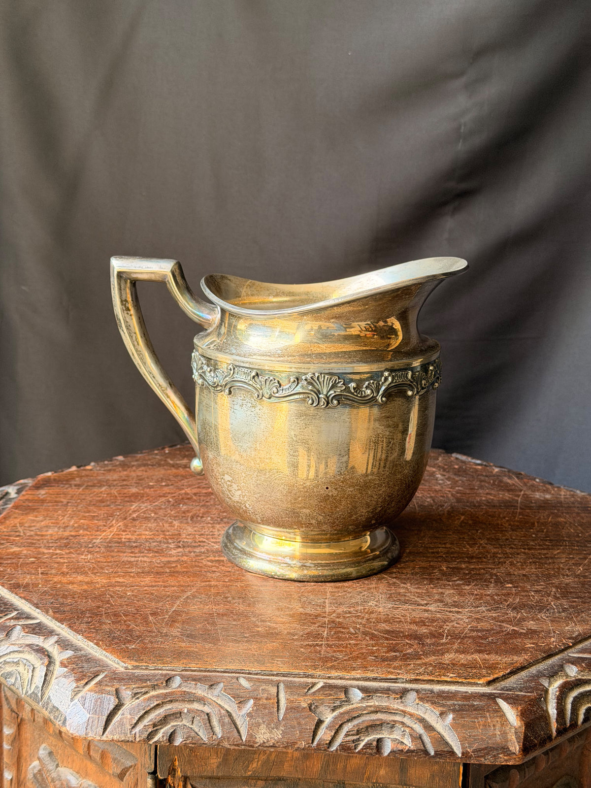 Vintage Sheffield Silver Co EPNS Silverplate Water Pitcher Shell Scroll Band 9in