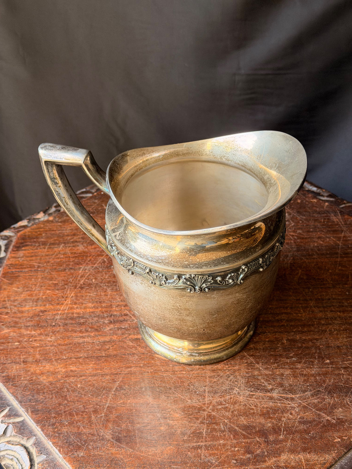 Vintage Sheffield Silver Co EPNS Silverplate Water Pitcher Shell Scroll Band 9in