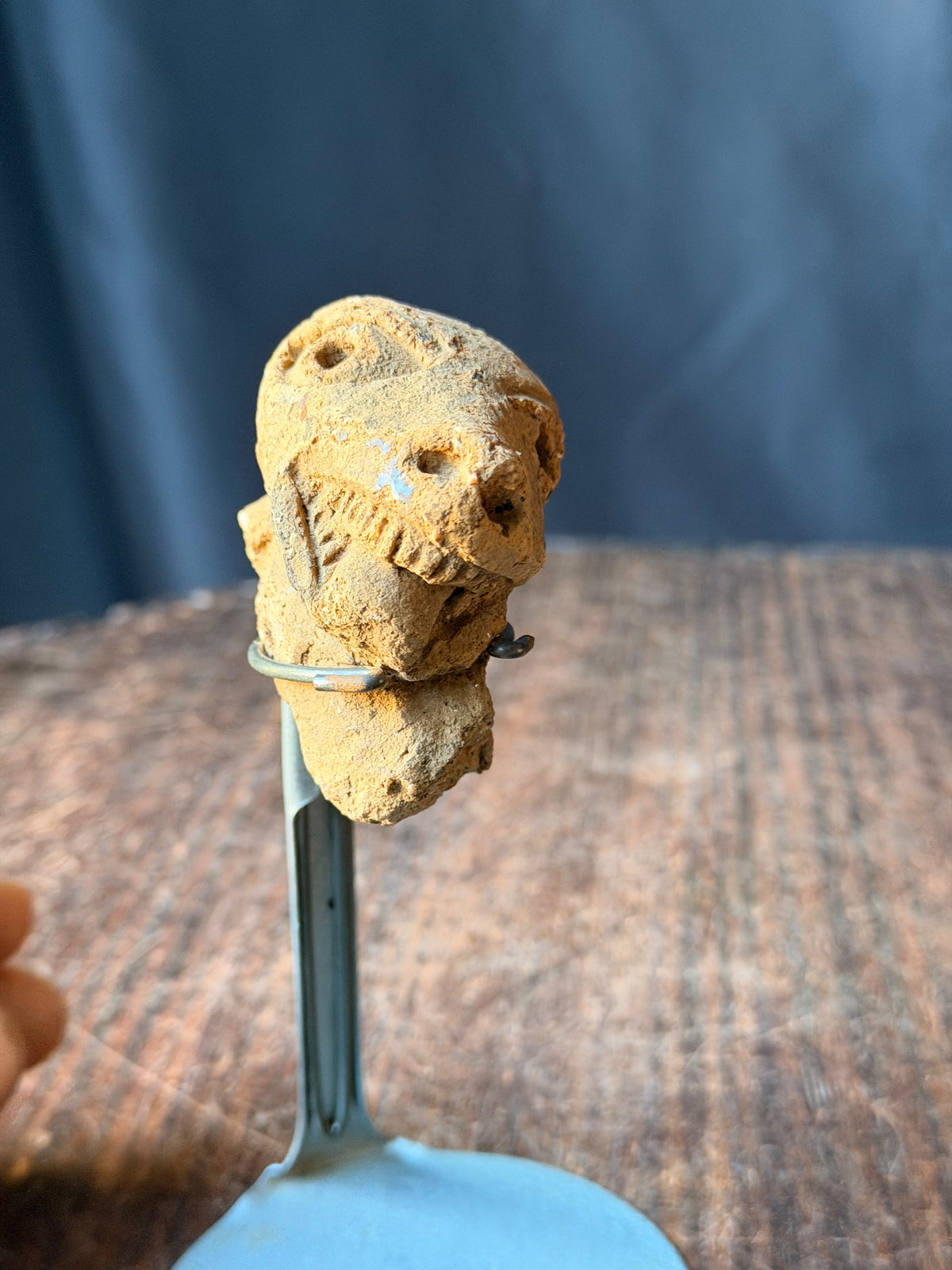Nok Terracotta Dog Head Bared Teeth on Stand Ex Barnes 3in - Age Untested