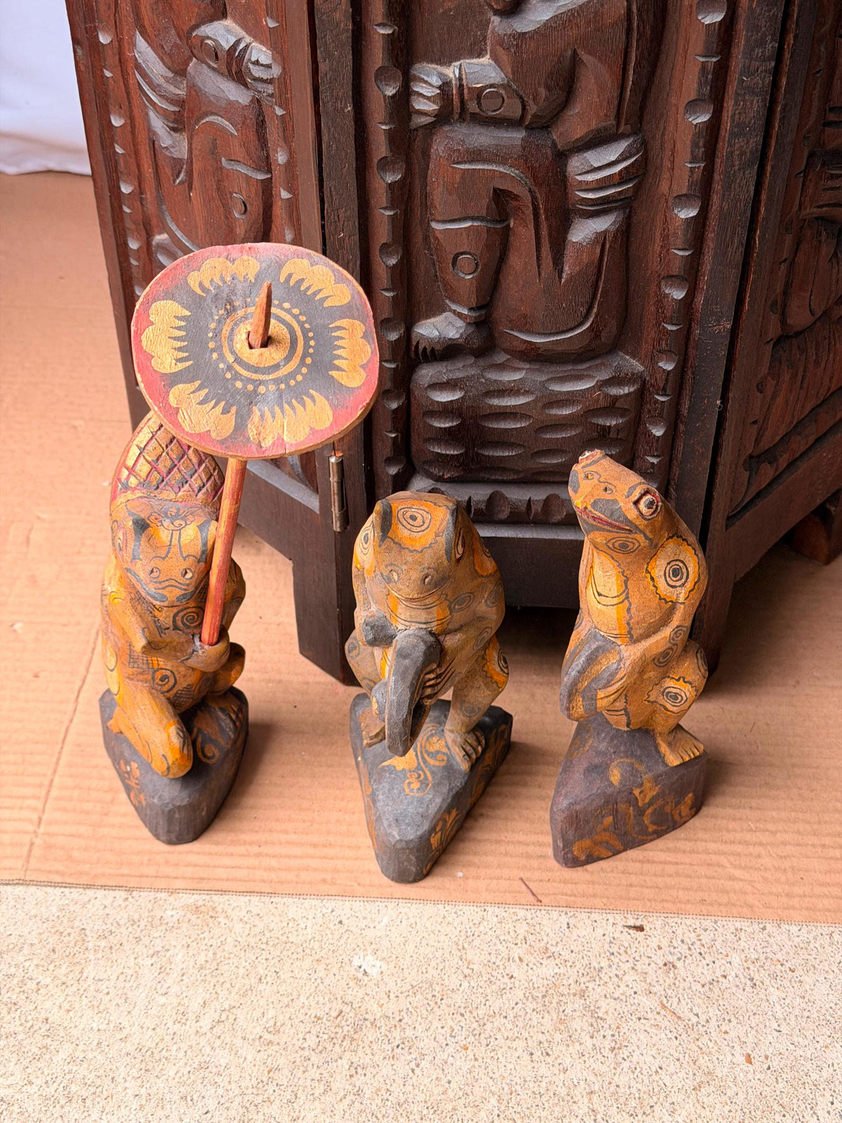 Vintage Carved Wood Frog Musician Trio Parasol Balinese Folk Art Figures 8"
