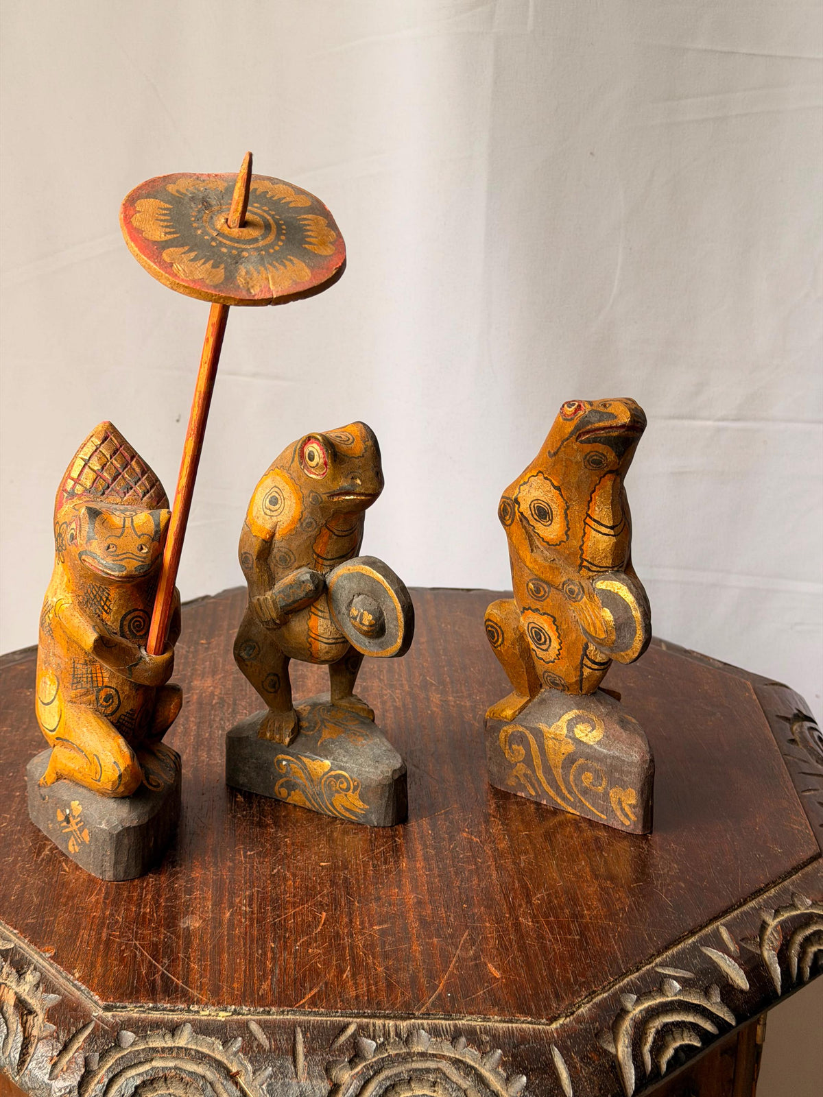 Vintage Carved Wood Frog Musician Trio Parasol Balinese Folk Art Figures 8"