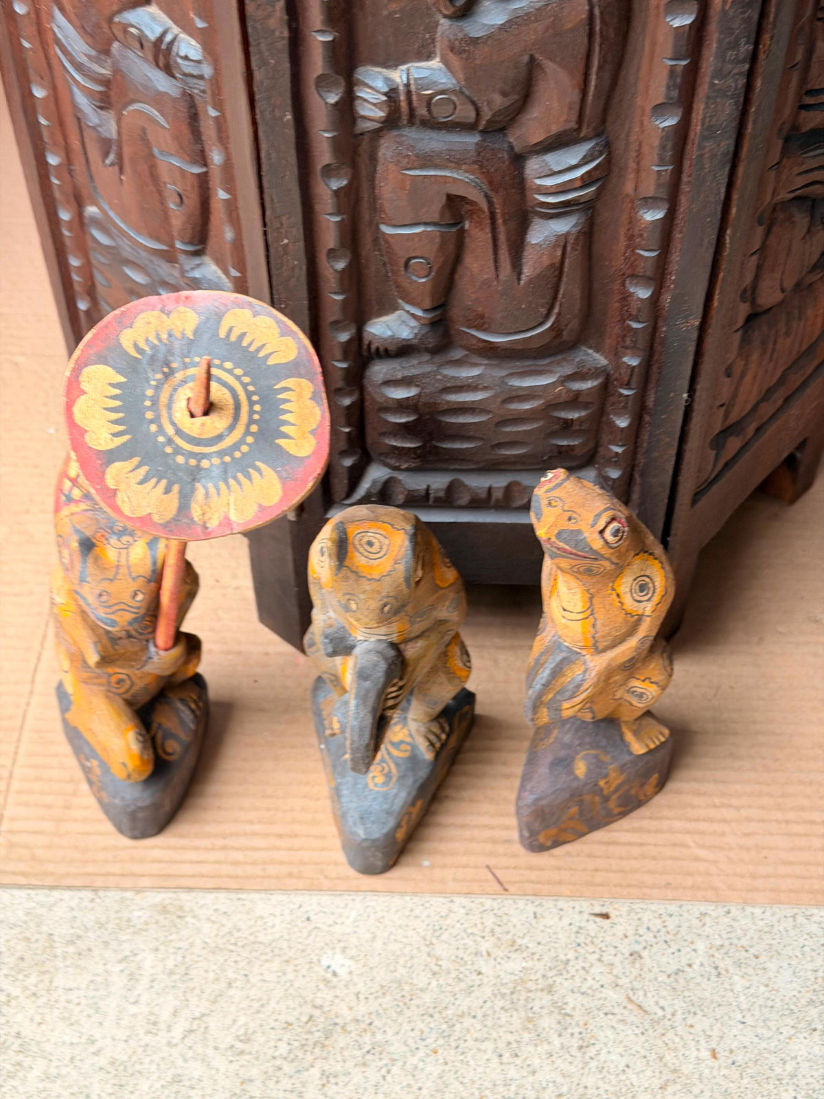 Vintage Carved Wood Frog Musician Trio Parasol Balinese Folk Art Figures 8"