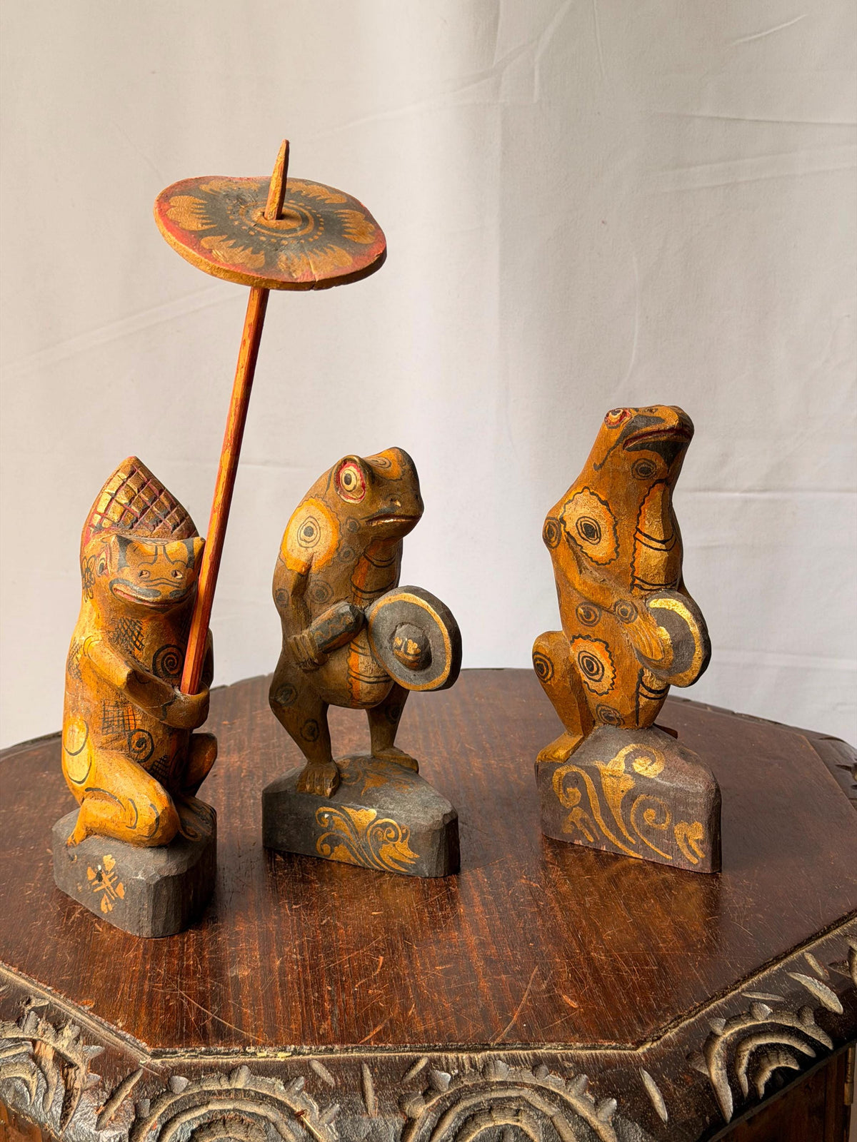 Vintage Carved Wood Frog Musician Trio Parasol Balinese Folk Art Figures 8"