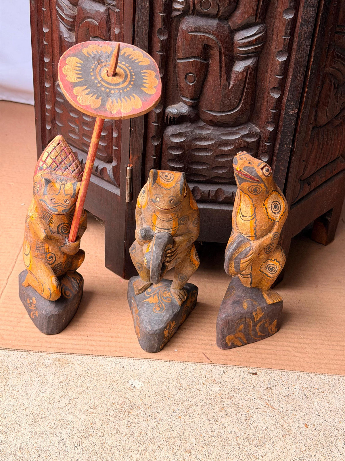 Vintage Carved Wood Frog Musician Trio Parasol Balinese Folk Art Figures 8"