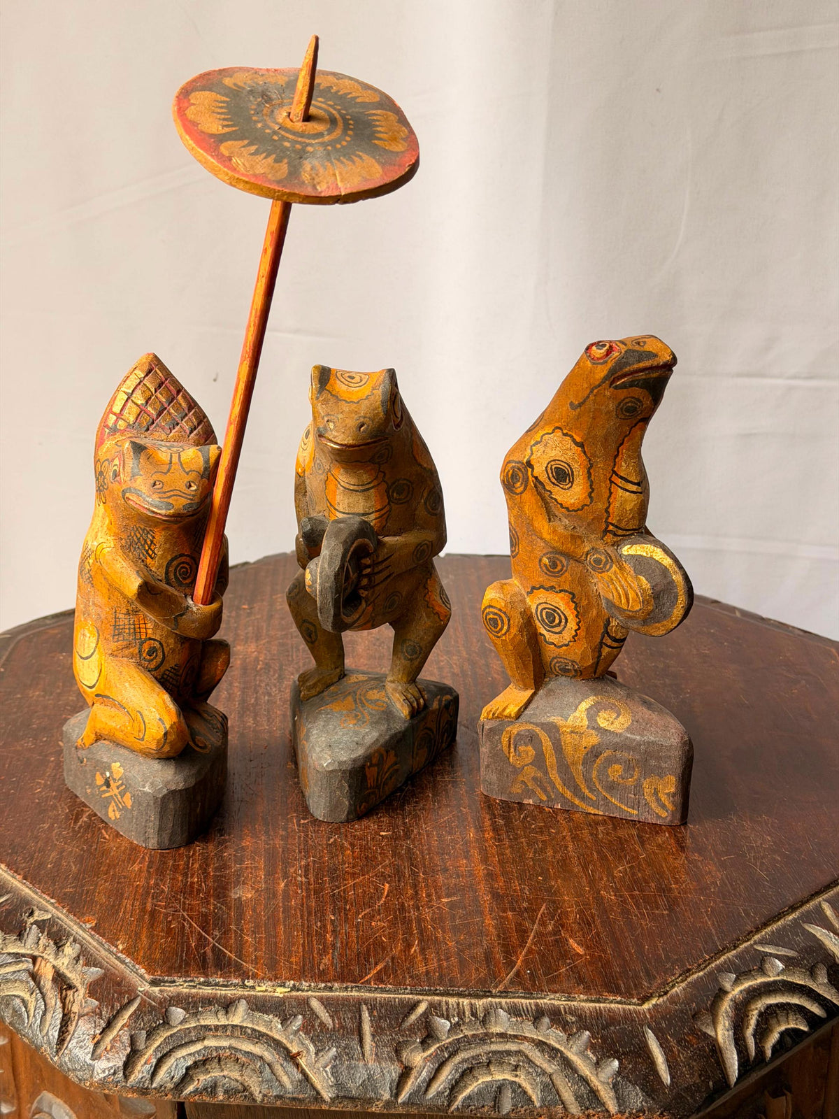 Vintage Carved Wood Frog Musician Trio Parasol Balinese Folk Art Figures 8"