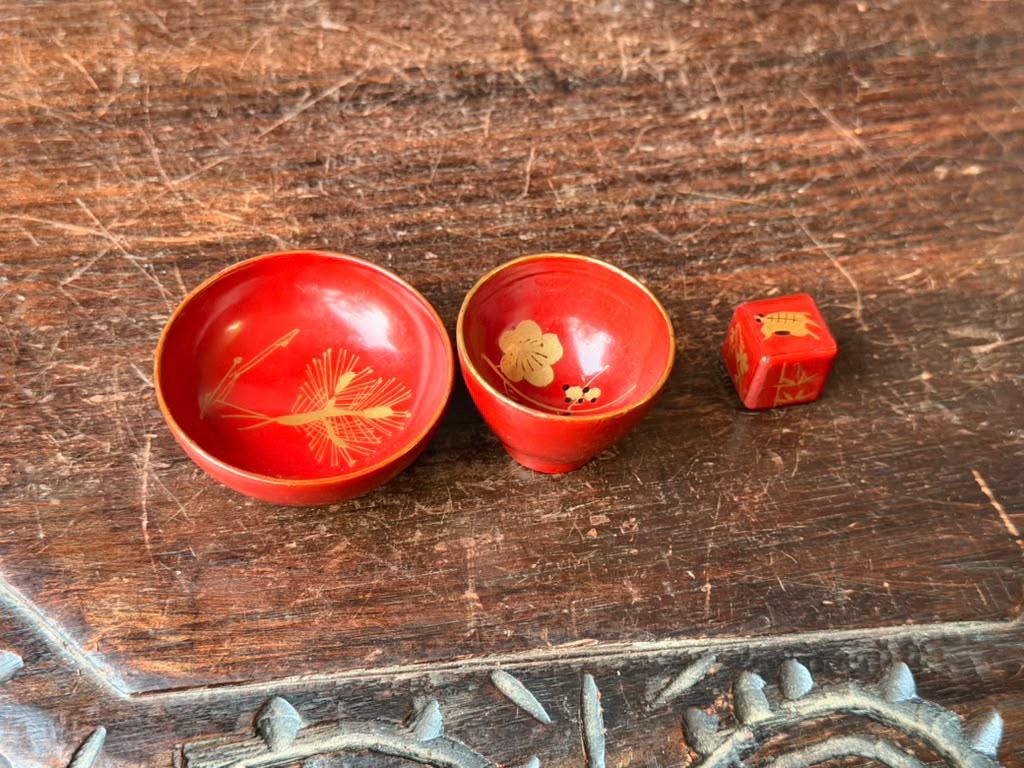 Vintage Japanese Red Lacquer Sake Cup Set Gold Maki-e Dice Game 3 Piece